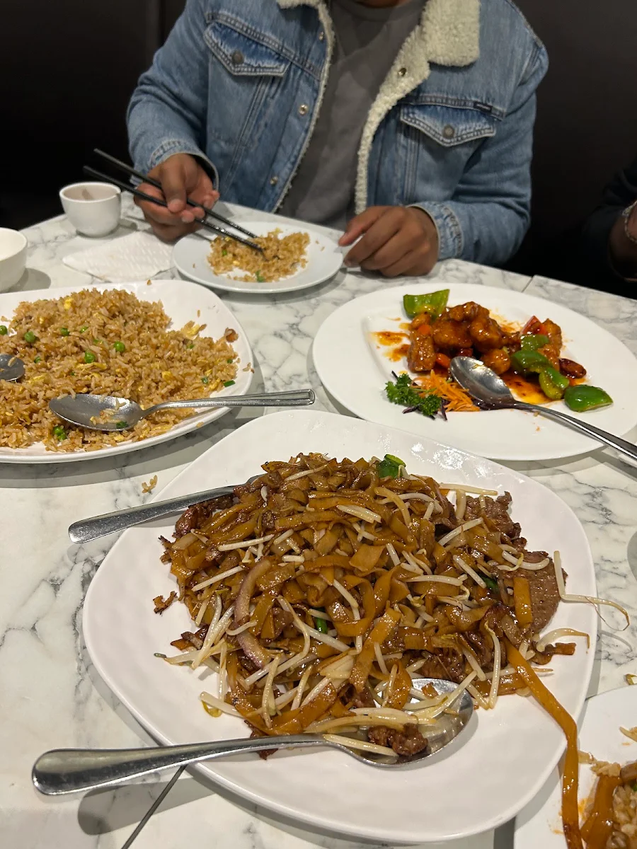 乾炒牛河 Fried Rice Noodles with Sliced Beef & Bean Sprout